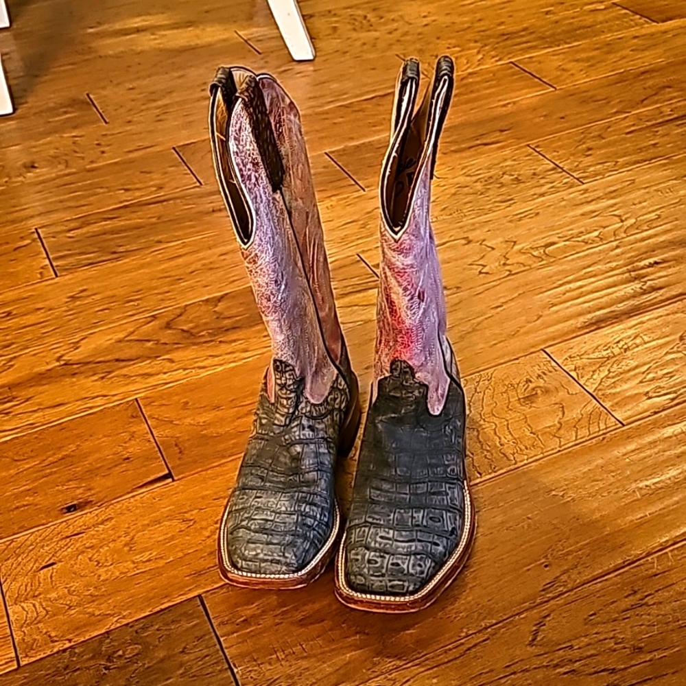 Excellent Condition. Macie Bean Boots. Black and Pink. SIZE 6B